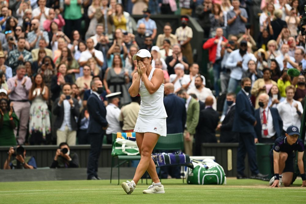 Ashleigh Barty feiert ihren Erfolg in London (Bild: Glyn Kirk/AFP)