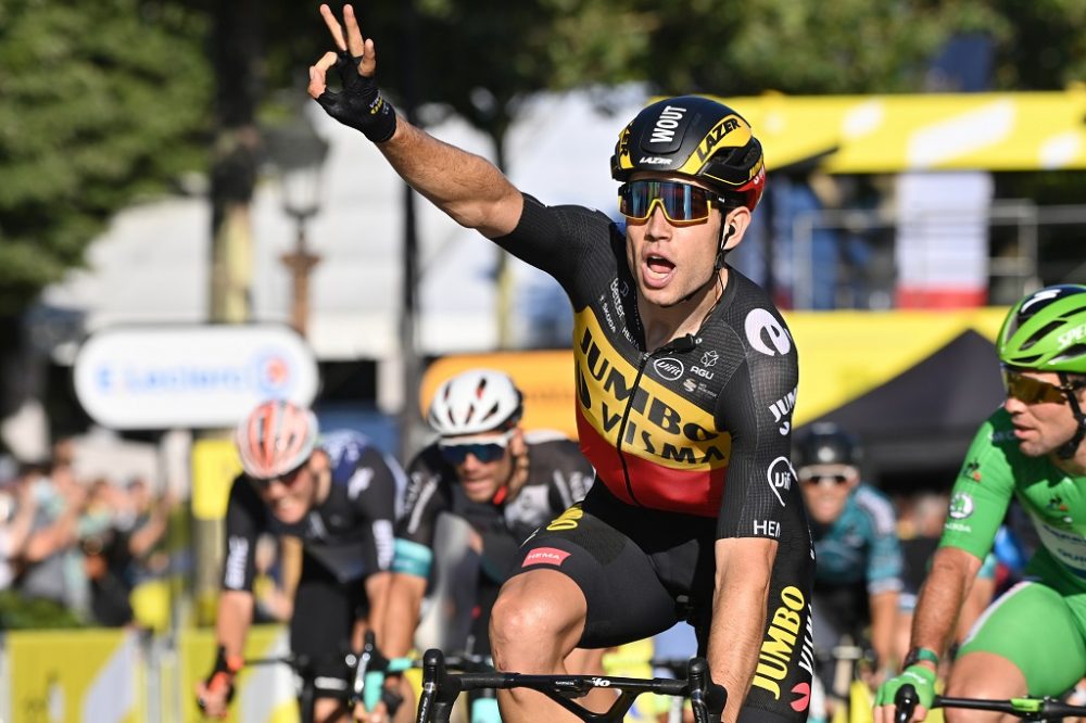 Wout van Aert gewinnt auf den Champs-Élysées (Bild: Pete Goding/Belga)