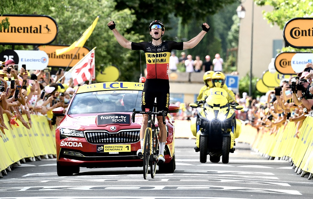 Wout van Aert gewinnt im Trikot des belgischen Meisters (Bild: Philippe Lopez/AFP)