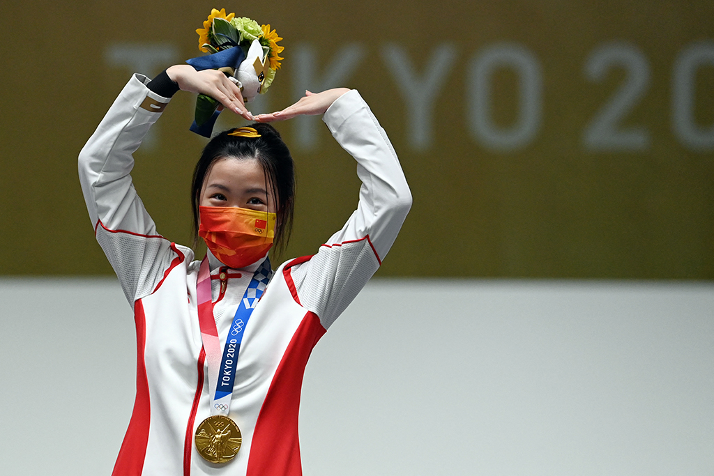 Yang Qian holt die erste Goldmedaille in Tokio (Bild: Mustafa Tauseef/AFP)