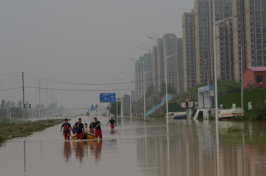 Rettungskräfte am 23. Juli in Zhengzhou (Bild: Noel Celis/AFP)