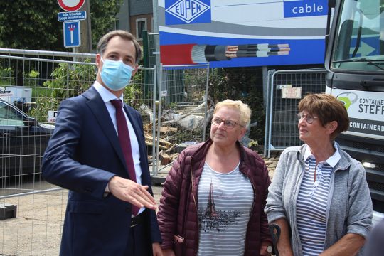 Premier Alexander De Croo besucht Eupen, um sich ein Bild von den Schäden der Unwetter-Katastrophe zu machen (Bild: Manuel Zimmermann/BRF)