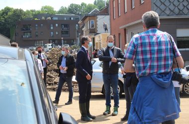 Premier Alexander De Croo besucht Eupen, um sich ein Bild von den Schäden der Unwetter-Katastrophe zu machen (Bild: Manuel Zimmermann/BRF)