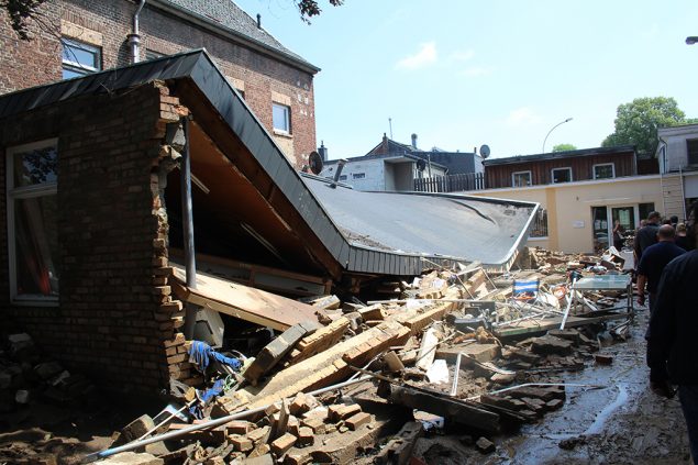 Premier Alexander De Croo besucht Eupen, um sich ein Bild von den Schäden der Unwetter-Katastrophe zu machen (Bild: Manuel Zimmermann/BRF)