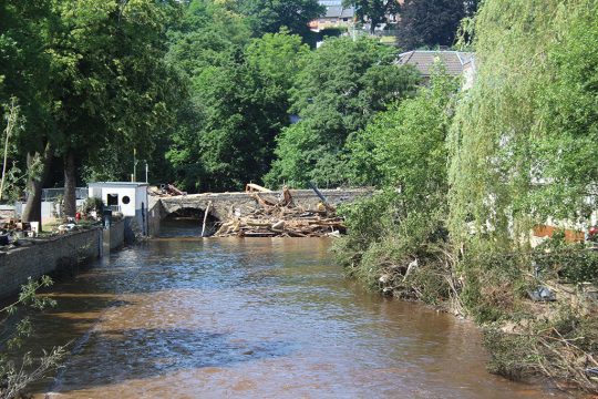 Premier Alexander De Croo besucht Eupen, um sich ein Bild von den Schäden der Unwetter-Katastrophe zu machen (Bild: Manuel Zimmermann/BRF)