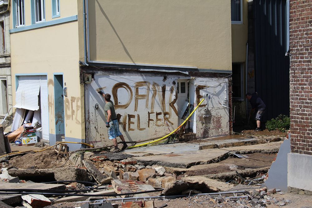 Premier Alexander De Croo besucht Eupen, um sich ein Bild von den Schäden der Unwetter-Katastrophe zu machen (Bild: Manuel Zimmermann/BRF)