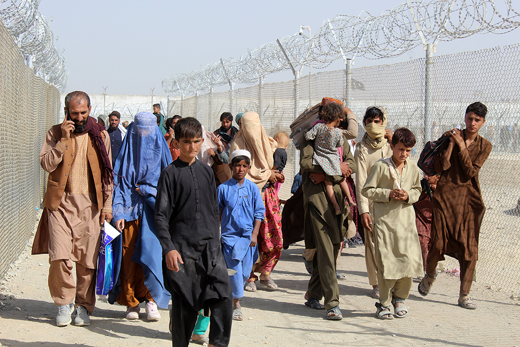 Flüchtlinge aus Afghanistan am Grenzpunkt Chaman an der pakistanisch-afghanischen Grenze (Bild: AFP)