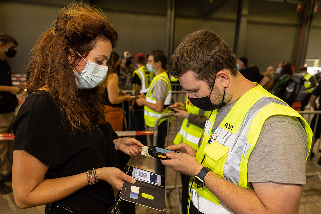 Überprüfung der Covid-Safe-Tickets beim Alcatraz-Festival (Bild: James Arthur Gekiere/Belga)