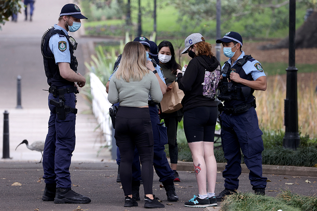 Polizisten überwachen in New South Wales die Einhaltung der Corona-Auflagen (Bild: David Gray/AFP)