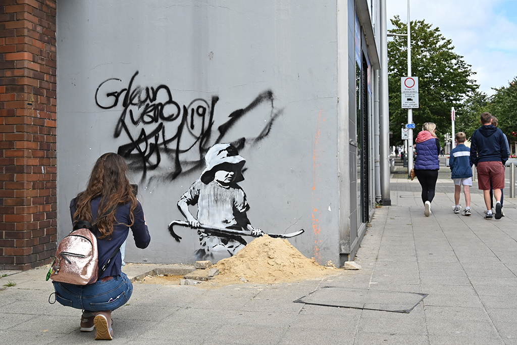Auch dieses Wandgemälde im englischen Lowestoft ist von Streetart-Künstler Banksy (Bild: Justin Tallis/AFP)
