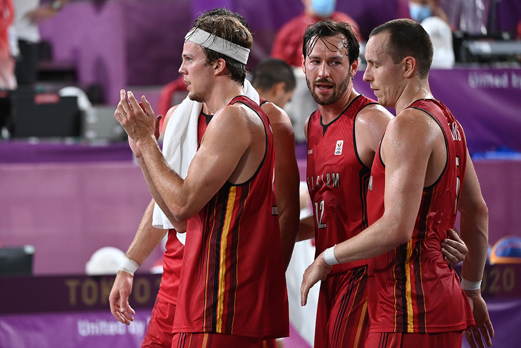 Die belgischen 3x3-Basketballer nach ihrer Niederlage im Spiel um Bronze gegen Serbien während der Olympischen Sommerspiele 2020 (Bild: Rob Walbers/Belga)