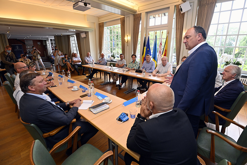 Der wallonische Wirtschaftsminister Willy Borsus beim Treffen mit den Bürgermeistern der 15 vom Hochwasser getroffenen wallonischen Gemeinden (Bild: Eric Lalmand/Belga)