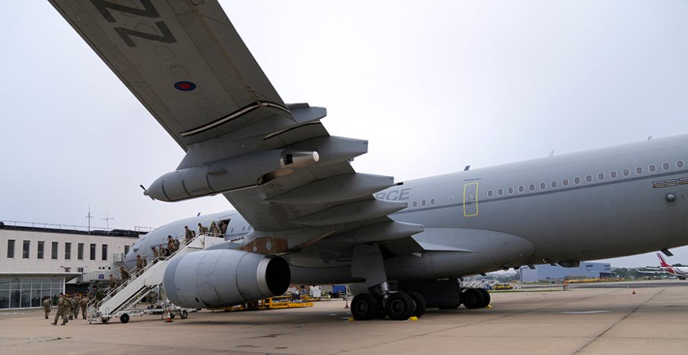 Rückkehr aus Kabul: Britische Soldaten verlassen eine Royal-Airforce-Voyager-Maschine in Brize Norton, Oxfordshire (Bild: Alastair Grant/Pool/AFP)