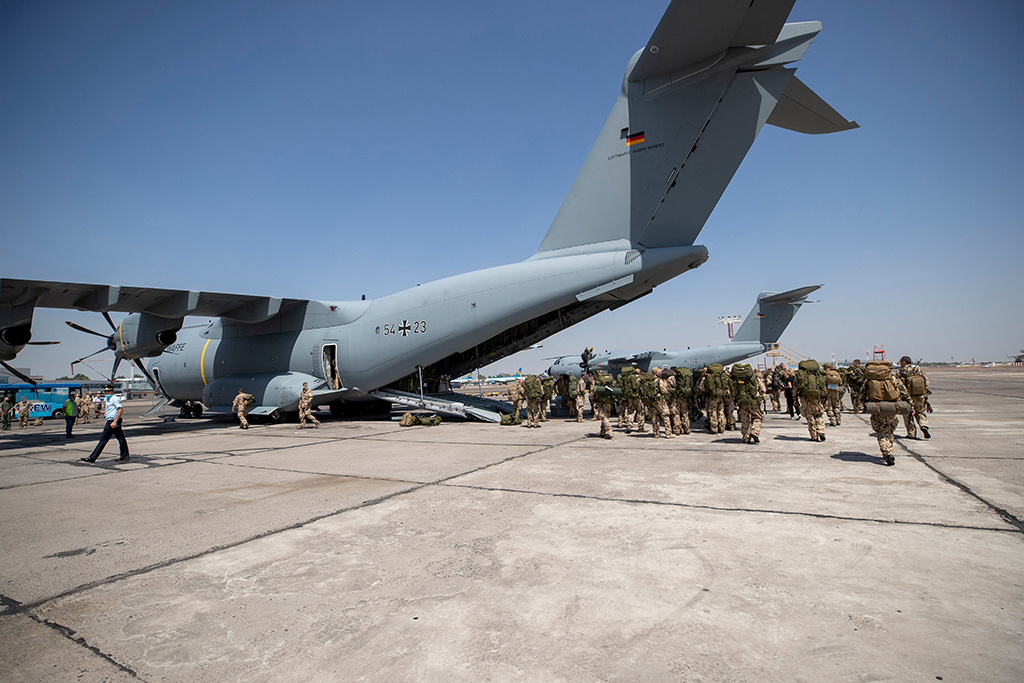 Bundeswehr-Soldaten am Flughafen von Taschkent in Usbekistan (Bild: AFP PHOTO/Handout/Marc Tessensohn/Bundeswehr)