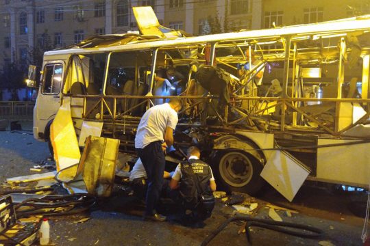Ermittler untersuchen den explodierten Bus in Voronezh (Bild: AFP Photo/Russian Investigative Commitee/Handout)