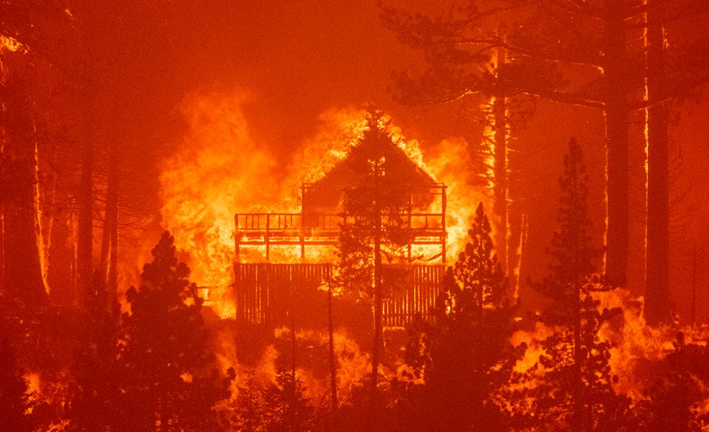 Flammen zerstören Unterkünfte in Kalifornien - das Caldor-Feuer bedroht das Ausflugsgebiet Lake Tahoe (Bild: Josh Edelson/AFP)