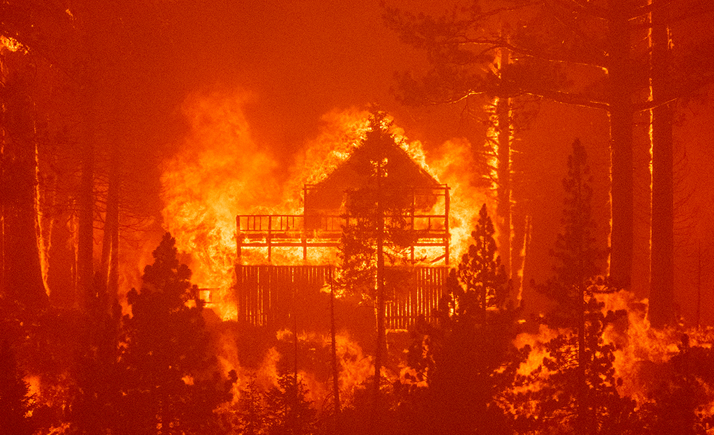 Flammen zerstören Unterkünfte in Kalifornien - das Caldor-Feuer bedroht das Ausflugsgebiet Lake Tahoe (Bild: Josh Edelson/AFP)