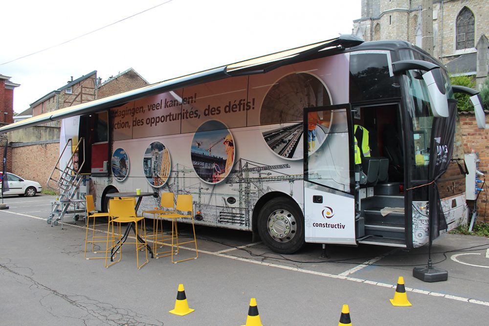 Der Construbus macht Station in Eupen (Bild: Andreas Lejeune/BRF)