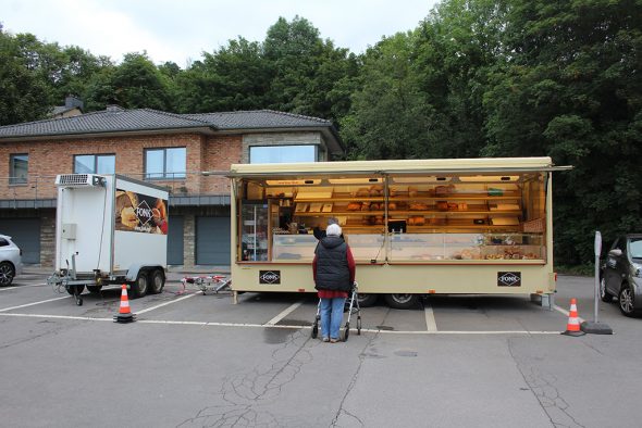 Die Bäckerei Fonk hat in der Unterstadt einen Verkaufswagen aufgestellt (Bild: Andreas Lejeune/BRF)