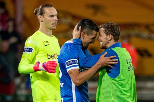 Genks Spieler feiern den Siegtreffer von Daniel Muñoz (Mitte) zum 2:1 (Bild: Kurt Desplenter/Belga)
