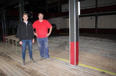 Schöffe Stephen Bolmain und der stellvertretende Bürgermeister Jacques Soupart im Kursaal von Limbourg (Bild: Andreas Lejeune/BRF)