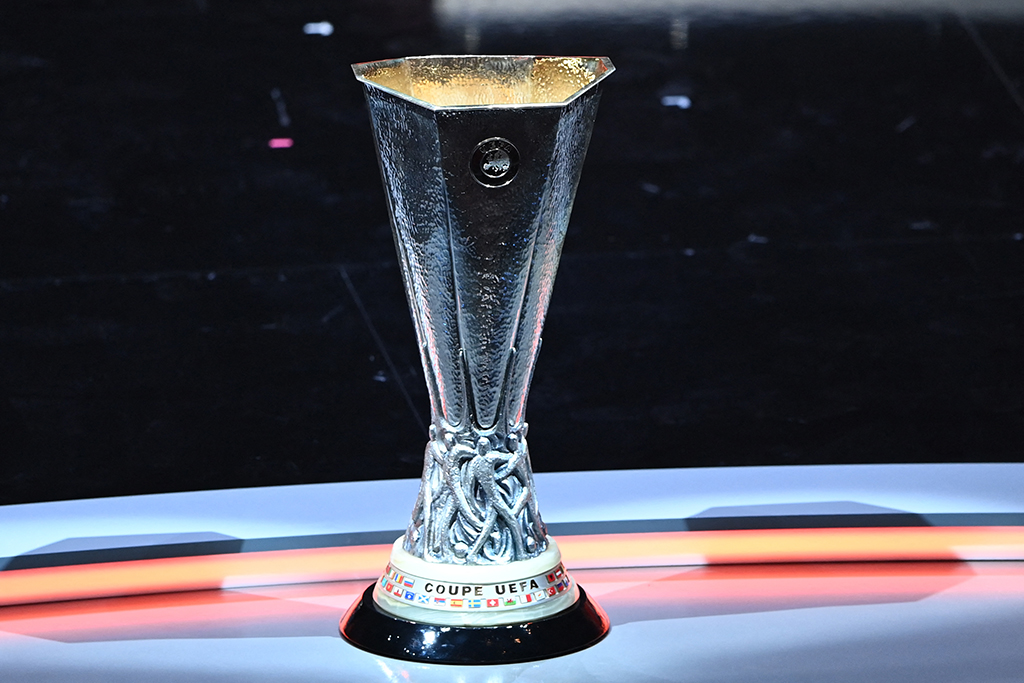 Pokal der Europa League (Bild: Ozan Kose/AFP)