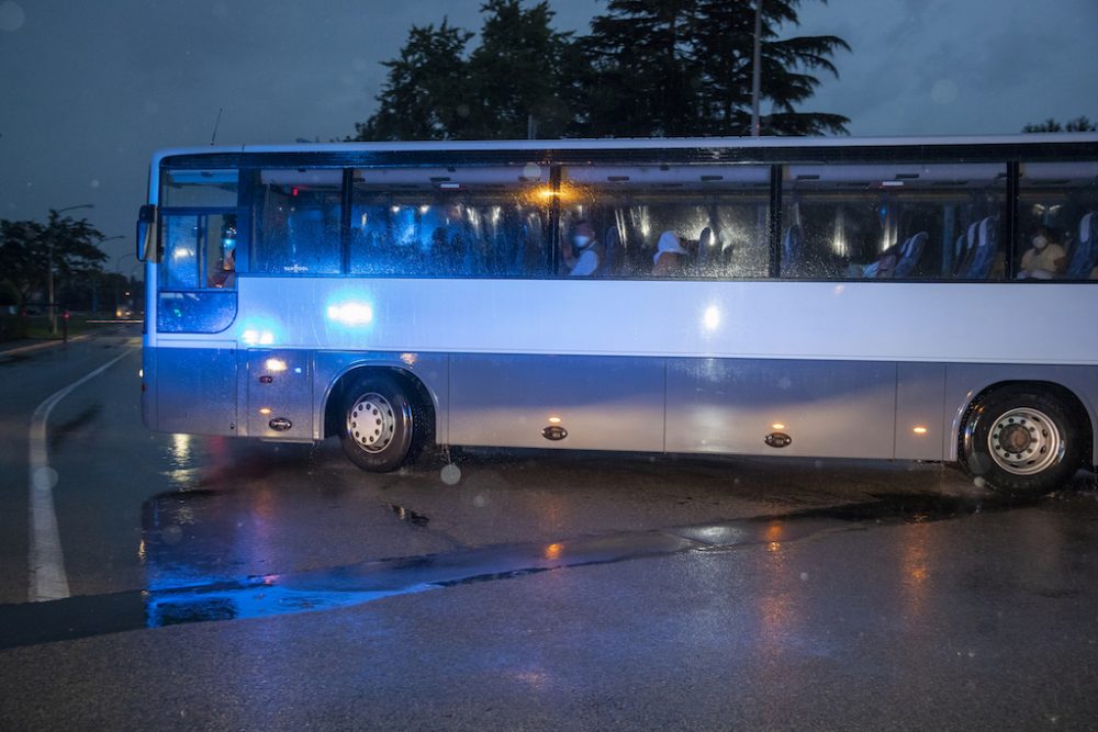 Evakuierte bei der Ankunft in Vilvoorde (Bild: Nicolas Maeterlinck/Belga)