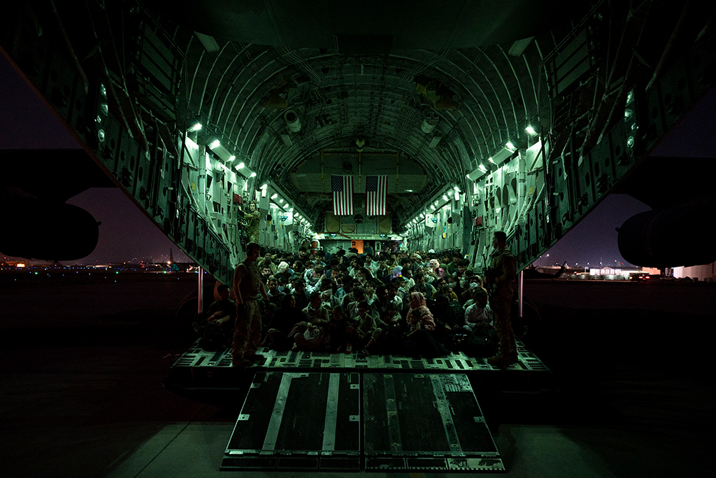 Eine C-17 Globemaster II der US Air Force auf Evakuierungsmission (Bild: AFP PHOTO / Taylor Crul / US Air Force)