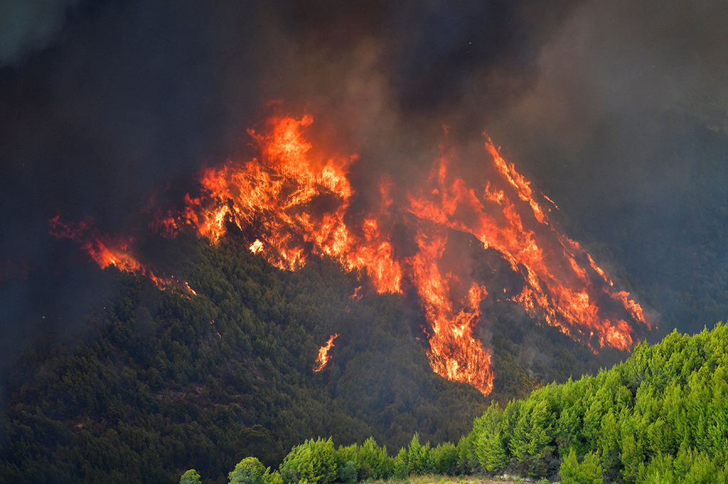 In Griechenland toben die schweren Brände weiter (Bild: STR/Eurokinissi/AFP)
