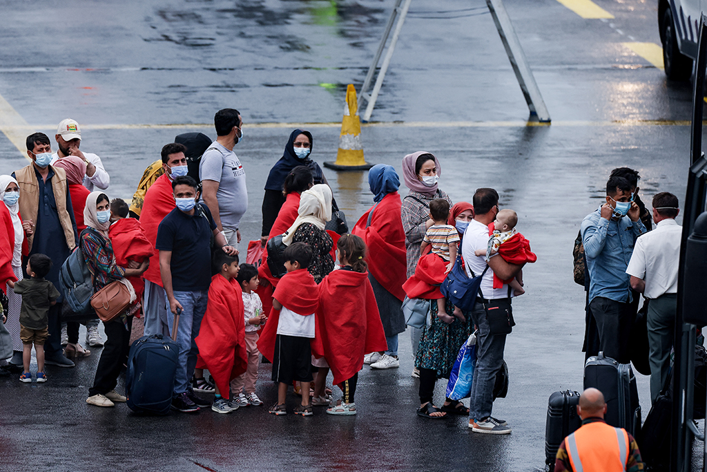 Afghanische Flüchtlinge nach ihrer Ankunft auf dem Militärflughafen Melsbroek (Bild: Kenzo Tribouillard/AFP)
