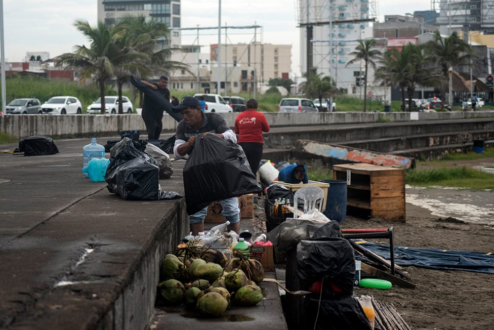 Hurrikan Grace: Mexikanische Arbeiter räumen den Strand am 20.8.2021 in Boca del Rio, Veracruz (Bild: Victoria Razo/AFP)