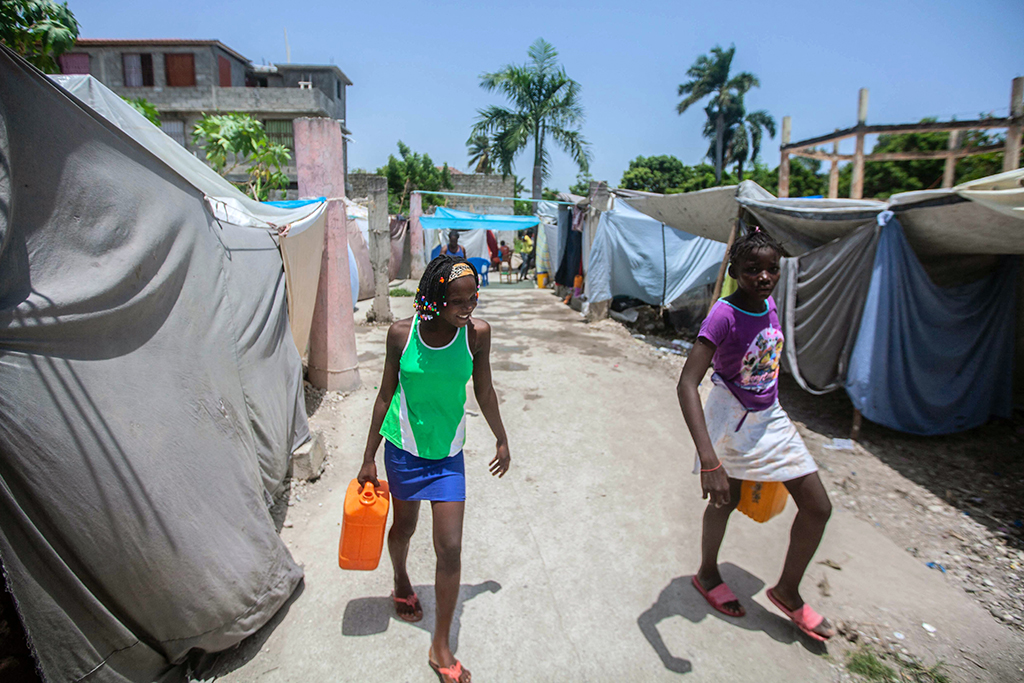 Auffanglager für Menschen, die durch das Erdbeben obdachlos geworden sind, in Les Cayes, Haiti (Bild: Richard Peirrin/AFP)