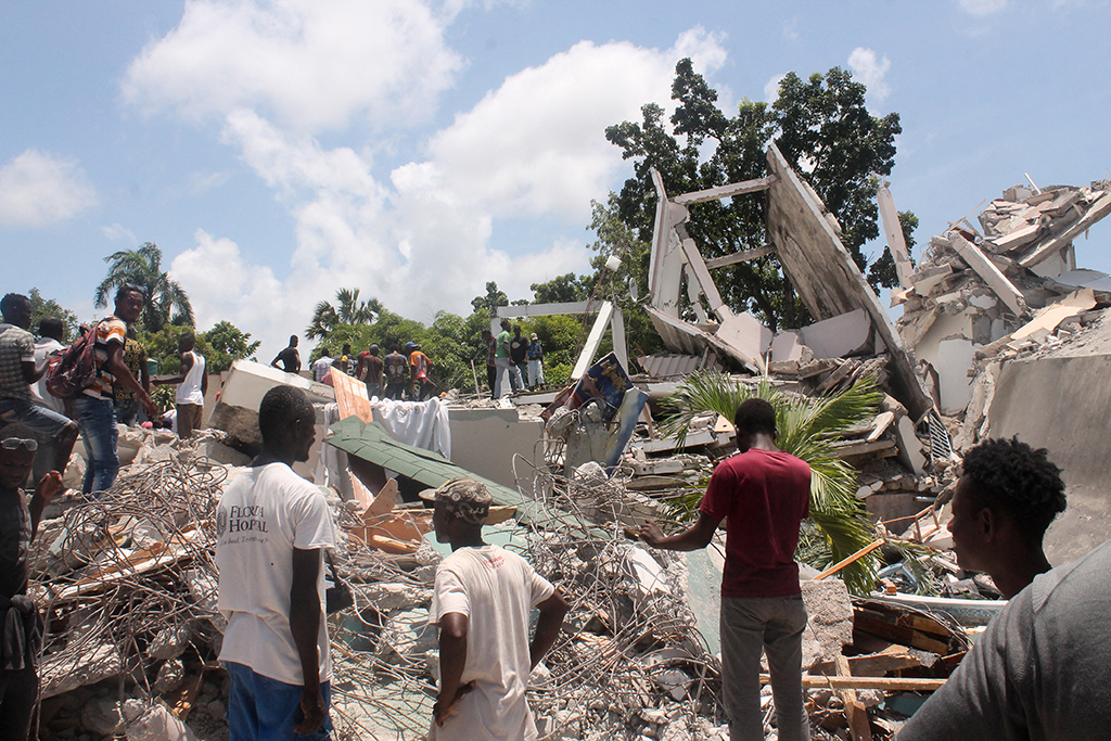 Nach Erdbeben auf Haiti: Menschen durchsuchen Trümmer eines zerstörten Hotels in Les Cayes (Bild: Stanley Louis/AFP)