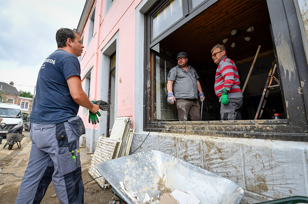 Fans von Zulte-Waregem helfen beim Aufräumen in Eupen (Bild: AS Eupen)