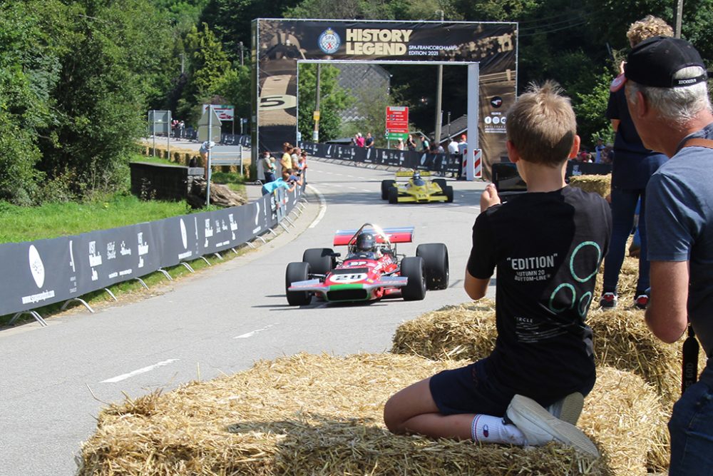 History Legend: Alte Formel-1-Rennwagen auf der alten Strecke (Bild: Katrin Margraff/BRF)