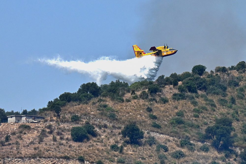 Löschflugzeug über Tivoli (Bild: Alberto Pizzoli/AFP)