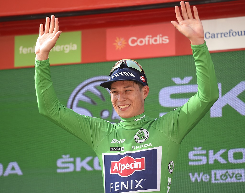Jasper Philipsen in Grün nach seinem Sieg auf der zweiten Etappe (Bild: Ander Gillenea/AFP)