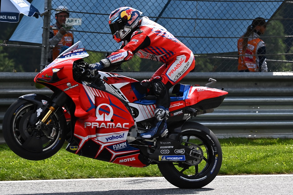 Jorge Martin feiert seinen Sieg in der Qualifikation zum Großen Preis von Österreich (Bild: Joe Klamar/AFP)