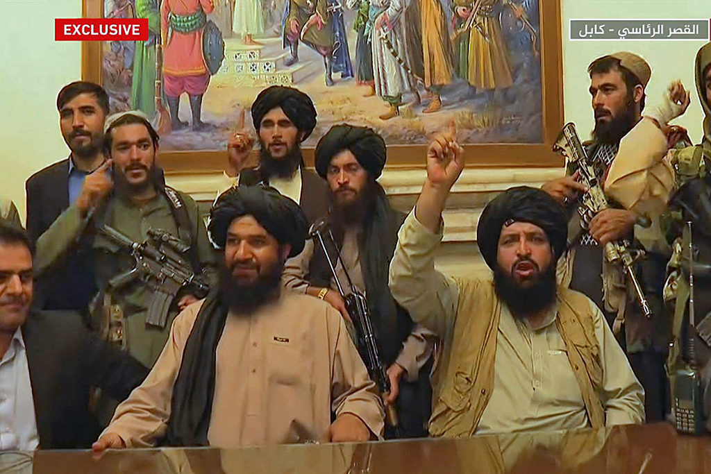 Mitglieder der Taliban im Präsidentenpalast von Kabul (Bild: AFP Photo/HO/Al Jazeera)