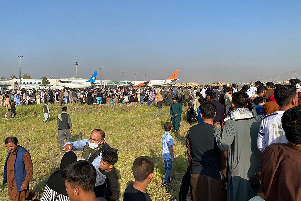 Tausende Menschen warten am Flughafen von Kabul (Archivbild: Shakib Rahmani/AFP)