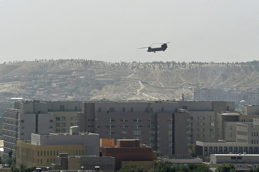 Hubschrauber der US-Armee überfliegt die US-Botschaft in Kabul (Archivbild: Wakil Kohsar/AFP)