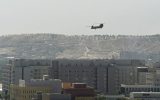 Hubschrauber der US-Armee überfliegt die US-Botschaft in Kabul (Archivbild: Wakil Kohsar/AFP)