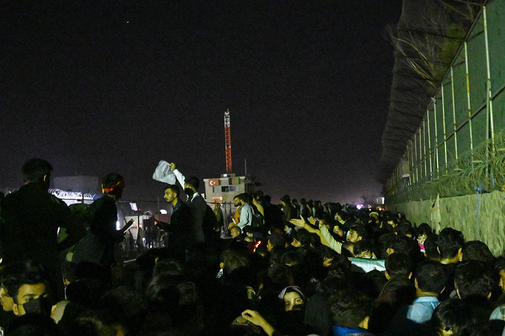 Menschen warten am Flughafen Kabul (Bild: Wakil Kohsar/AFP)