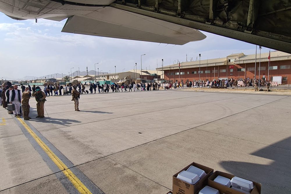 Auf dem Flughafen von Kabul: Menschen warten darauf, in eine italienische Militärmaschine steigen zu dürfen (Bild: Ministero della difesa/AFP)