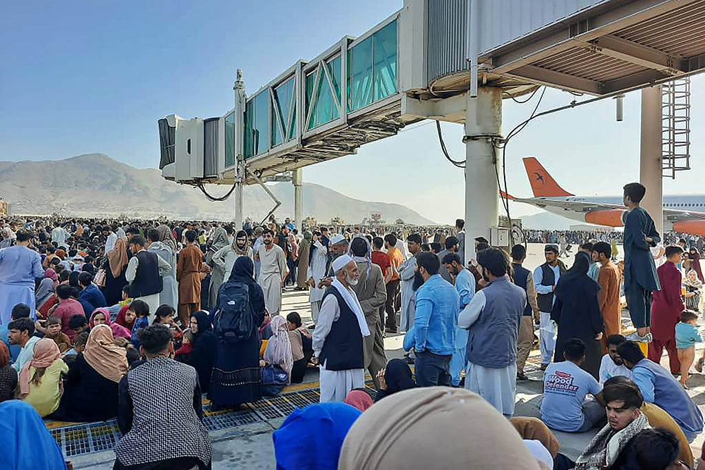 Viele Menschen warten am Flughafen von Kabul, um das Land zu verlassen (Bild: AFP)