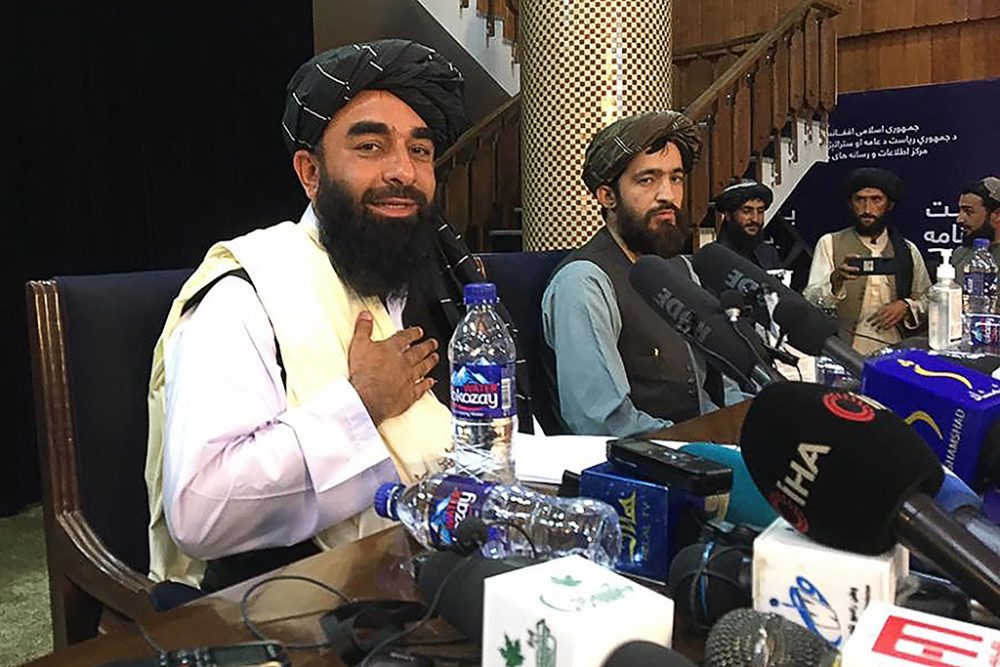 Taliban-Sprecher Zabihullah Mujahid (l.) bei der Pressekonferenz am Dienstag (Bild: Hoshang Hashimi/AFP)