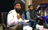 Taliban-Sprecher Zabihullah Mujahid (l.) bei der Pressekonferenz am Dienstag (Bild: Hoshang Hashimi/AFP)