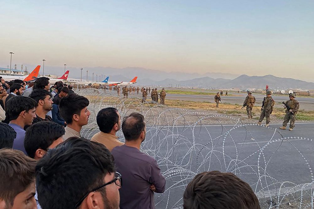 Warten auf die Ausreise am Flughafen von Kabul (Bild: Shakib Rahmani/AFP)