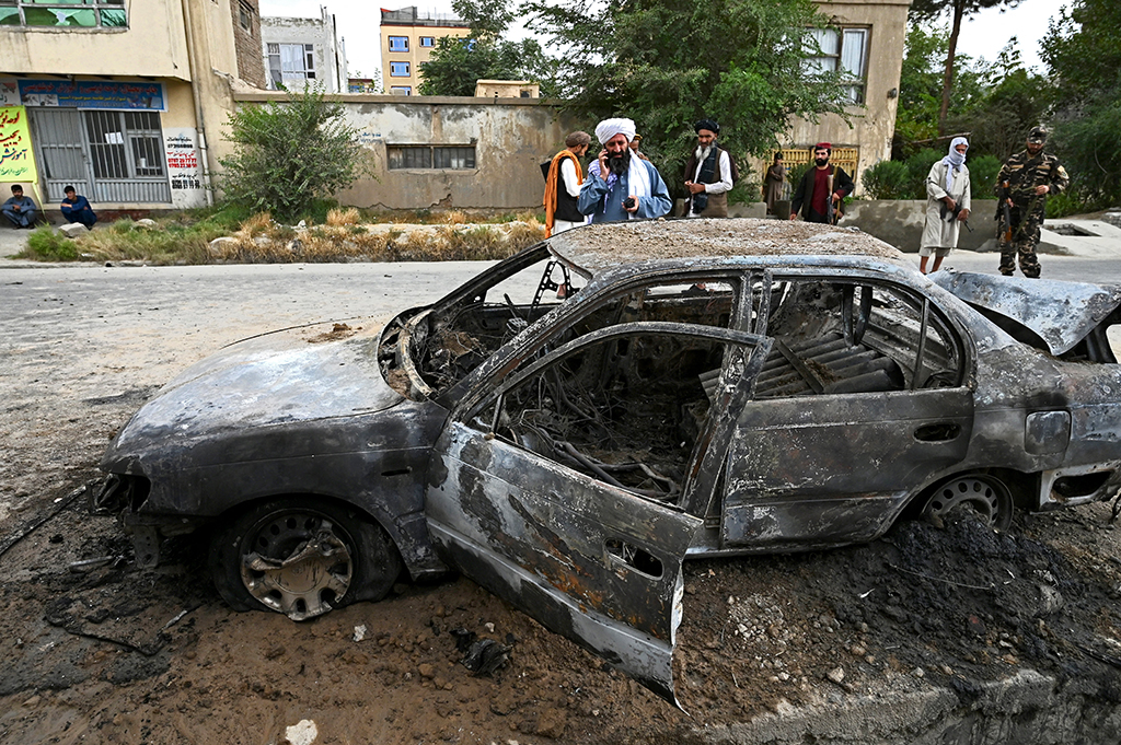 Auch am 30. August gab es Raketenangriffe in Kabul - Taliban untersuchen zerstörtes Auto (Bild: Wakil Kohsar/AFP)