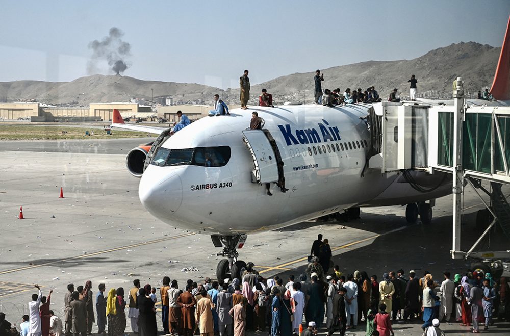 Chaotische Szenen am Flughafen von Kabul (Bild: Wakil Kohsar/AFP)